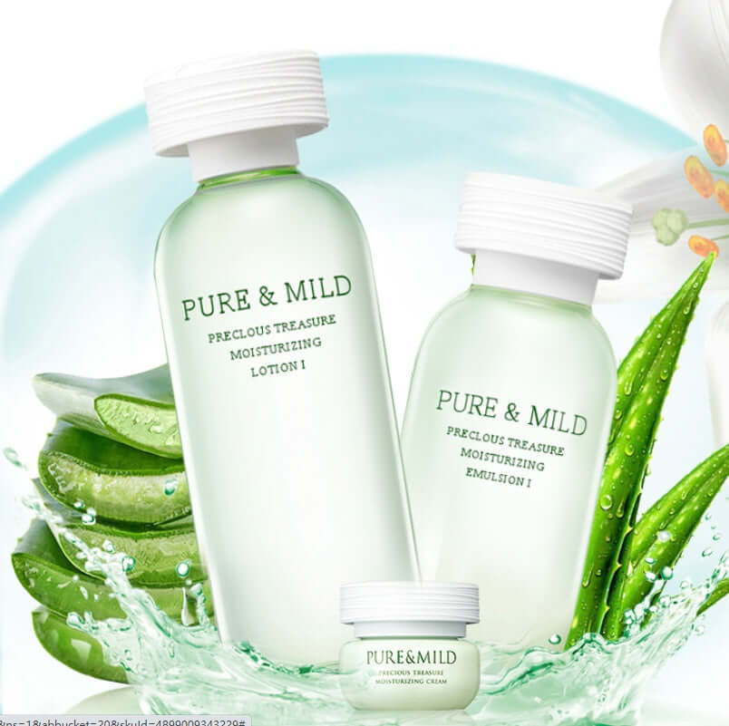 Pure & Mild Precious Treasure moisturizing lotion and emulsion with aloe vera, surrounded by splashes of water.